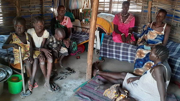 密集して生活する人々の様子（南スーダン国内避難民サイト）©REALs