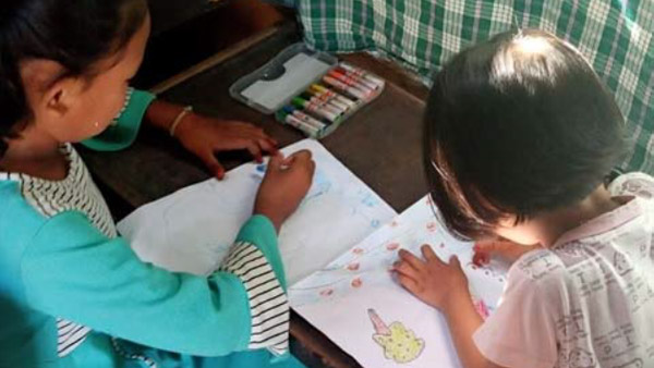 お絵描きをする子どもたちの様子 ©PARCIC