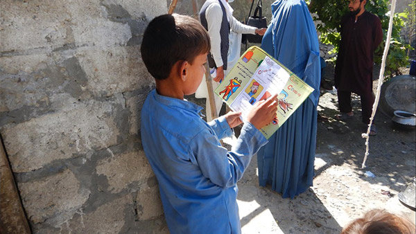 A child reading the prevention awareness pamphlet ©SVA