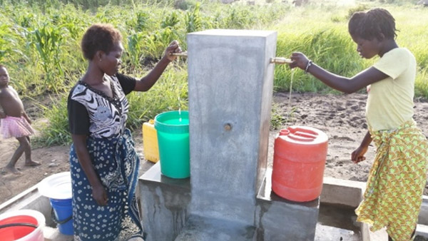 給水場で水を汲む住民 ©PWJ