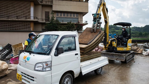 Lending out light trucks for transport in Hitoyoshi, Kumamoto ©JCSA