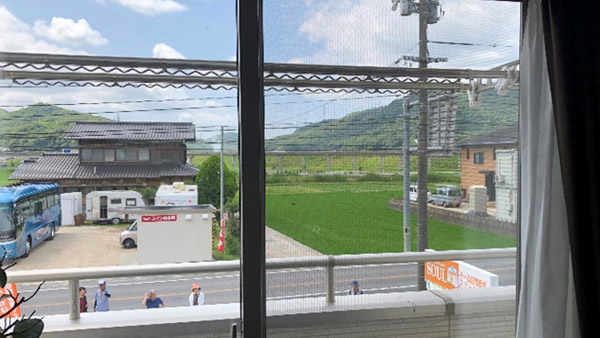 後方に井原鉄道の高架