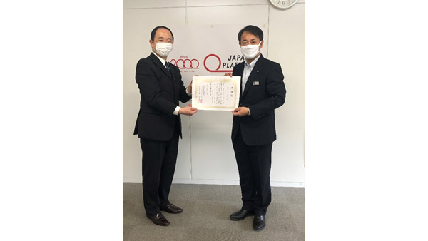 寄付贈呈式の様子、東京ガス株式会社 大橋太郎広報部長（右）と、髙橋丈晴 ジャパン・プラットフォーム（JPF）事務局長 ©JPF