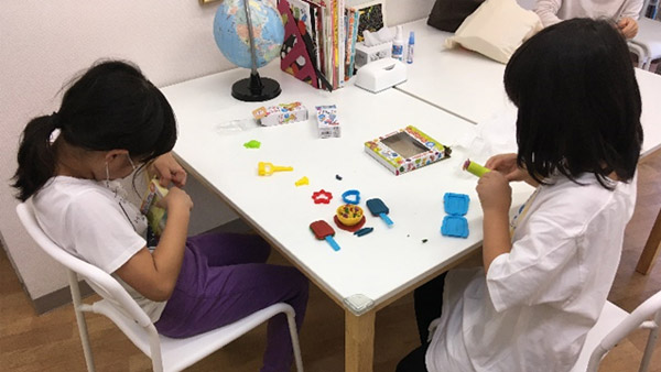 Children playing with each other before and after eating at the children's cafeteria ©PARCIC