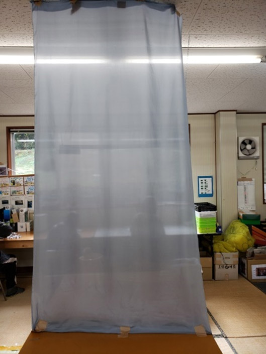 グレーのカーテンはアクリル飛沫ガード取付け前の状態 ©Vネット
