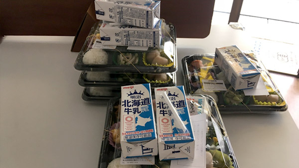 冬休みで給食のない子どもたちに昼用の弁当、牛乳を配布 ©PARCIC