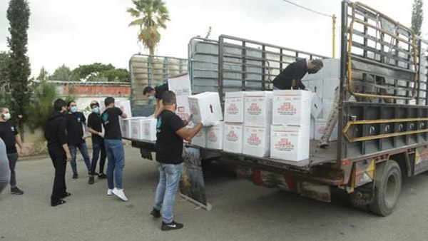 配布する食糧の運搬 ©PARCIC