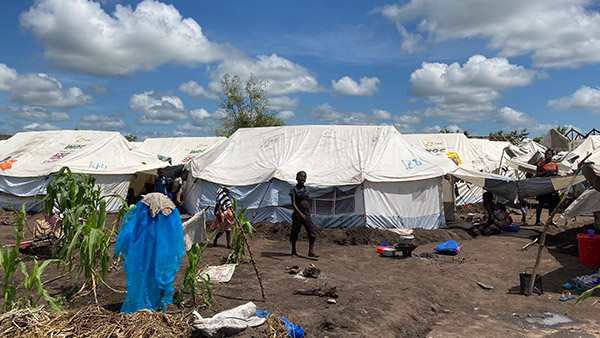小学校敷地内に建てられた避難用テント ©PWJ