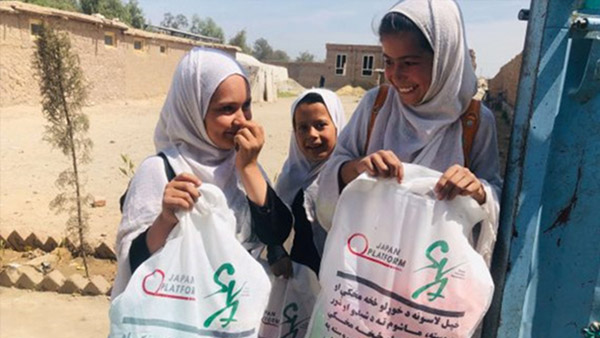 Children receiving hygiene kit distribution assistance ©SVA