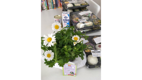 お弁当配付の利用者からお礼のメッセージとお花 ©PARCIC