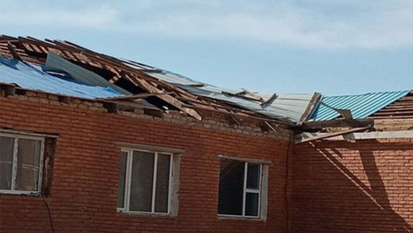 損壊した家屋の屋根 ©ドンドゴビ県庁