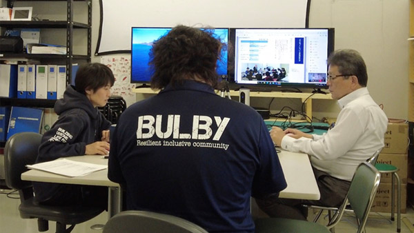 Creating the booklet "Mifunet: A Record of the Mifune-town Disaster Support Group Network," which summarizes the lessons learned from the collaborative disaster support meetings in Mifune-town ©BULBY