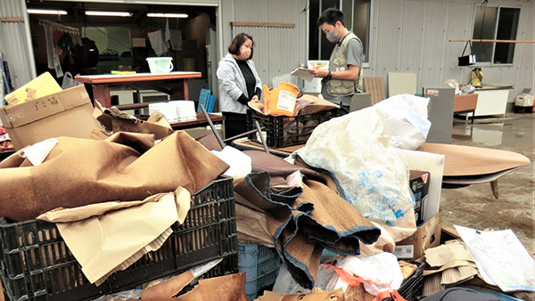 浸水被害を受けたNPO法人「菜菜」に支援物資を届け 聞き取り調査する AAR職員 佐賀県武雄市で8月18日 ©AAR
