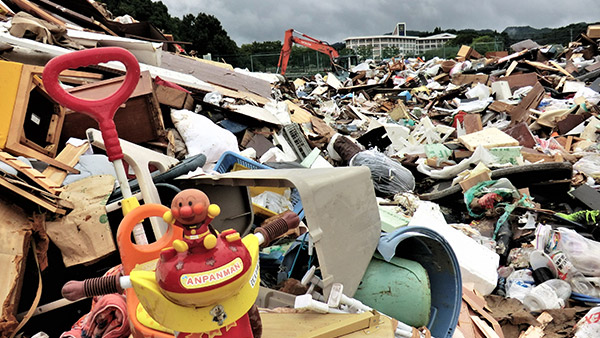 浸水被害を受けて集められた廃棄物。被災地で繰り返される光景。佐賀県武雄市・北方運動公園。8月18日撮影 ©AAR