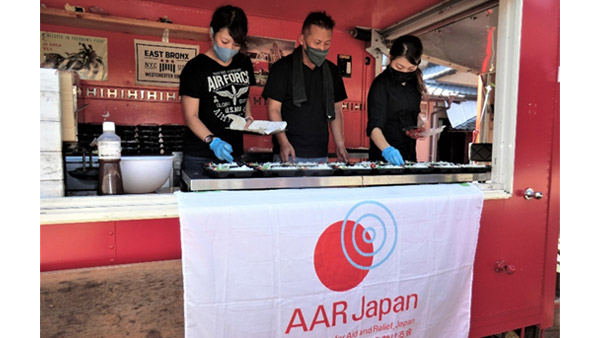 炊き出しをする九州ケータリング協会の皆さん（佐賀県武雄市北方町）8月20日 ©AAR