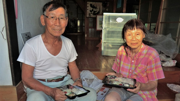 弁当を受け取られたご夫婦は笑顔に（8月20日）©AAR