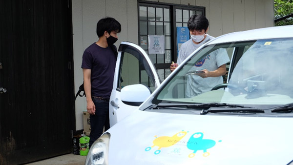車両貸出の手続き中 ©JCSA