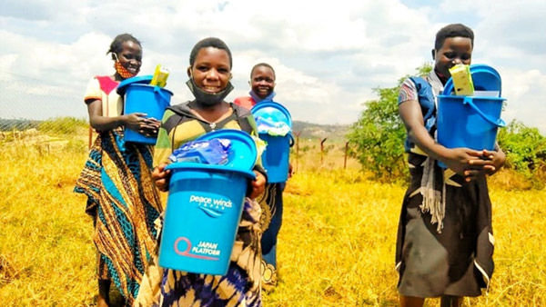 Children receiving hygiene kits ©PWJ