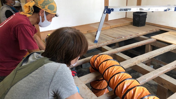 Technical volunteers drying under the floor (Omachi Town, Saga Prefecture) ©PBV