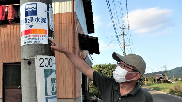 2年前よりも水深が高かったと話す住民の方（佐賀県武雄市）©AAR