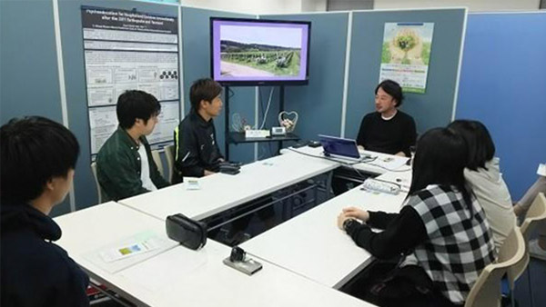 過去の被災地に学ぶ視察研修事業で、みやぎ心のケアセンターで話を聞く熊本大学の学生たち（2017年12月16日）©JPF