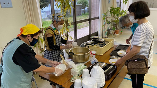 食事提供の準備 ©PBV