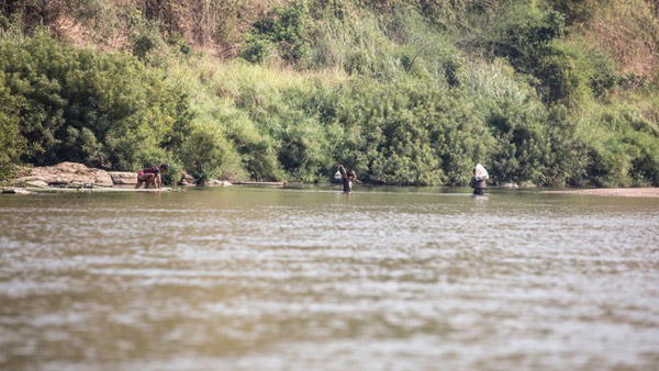 ミャンマー、タイ国境の川沿い ©Yoshifumi Kawabata/SVA ※SVA支援活動より