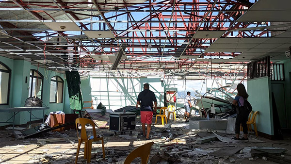 セブ島の教育省事務所の被災状況 ©SEEDS