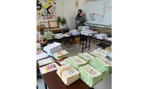 地元団体が作成した「防災おやこ手帳」の配送準備（倉敷市真備町）©PWJ