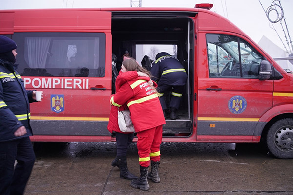 到着した避難民を迎え入れるルーマニアの消防士（3月8日）©Alfredo D╲'amato/DEC