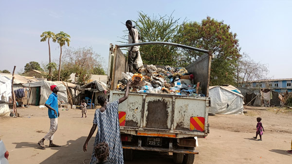 Collecting and transporting garbage in the Mahad Internally Displaced Persons Camp ©PWJ
