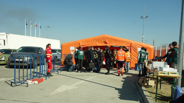 様々なNGOがテントで支援活動を行っている ©GNJP