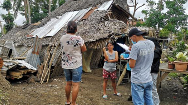 被災住民への聞き取りの様子 ©ADRA Philippines/Japan