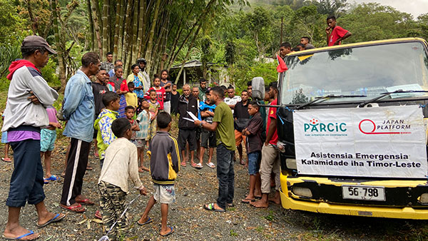 Distribution of materials for repairing houses in Orlalang village ©PARCIC