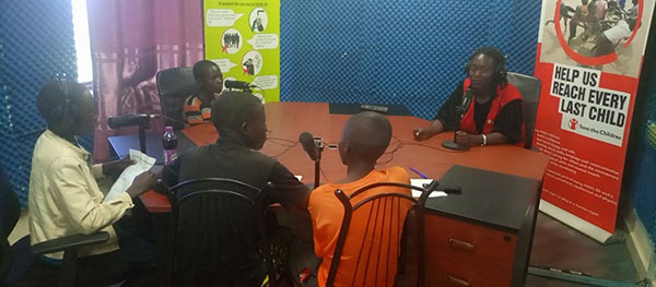 Nyumbani FMで衛生・公衆衛生・平和的共存についてリスナーに伝える子どもたち ©Save the Children