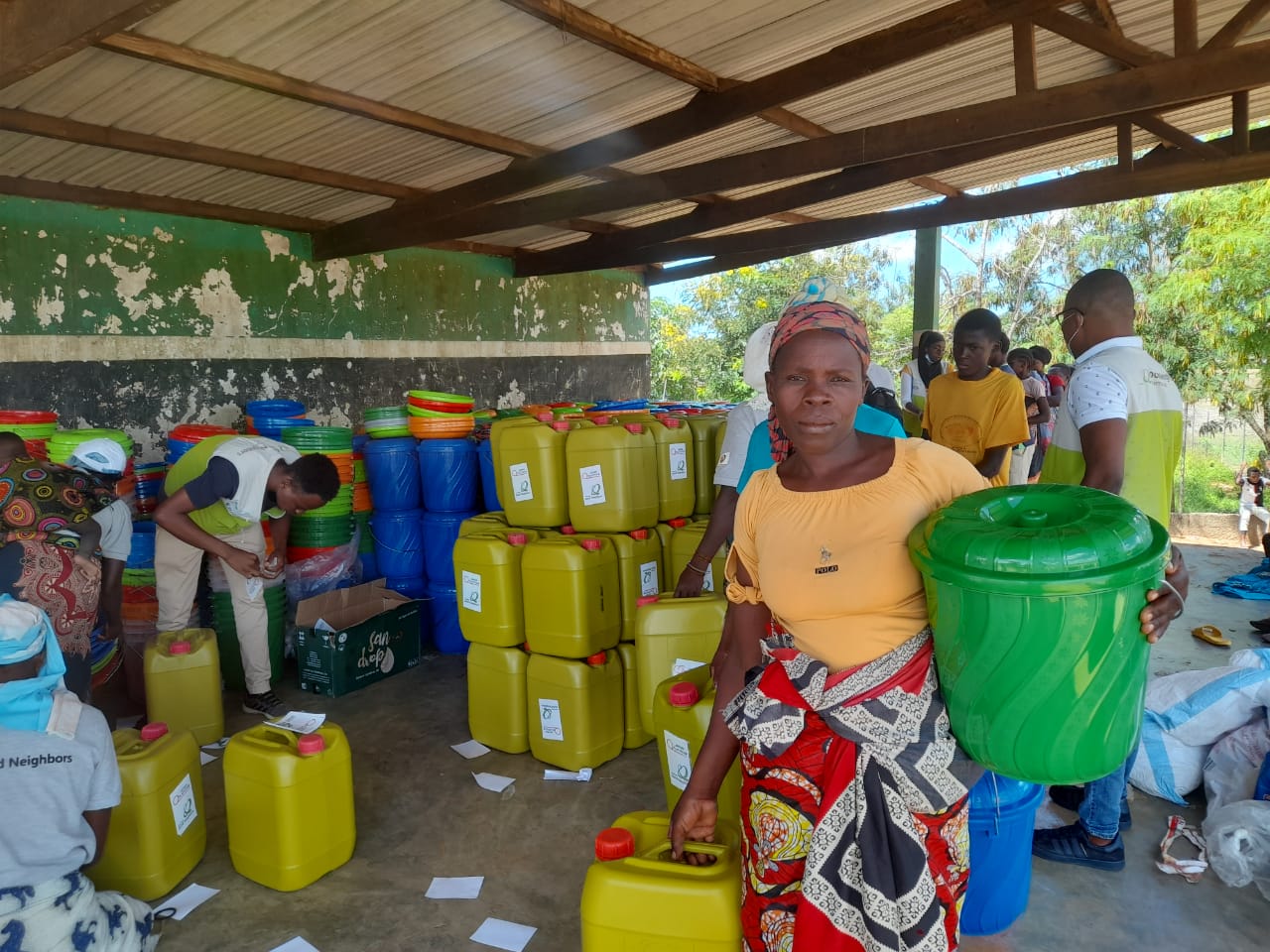 A woman receiving a distributed hygiene kit (c)GNJP