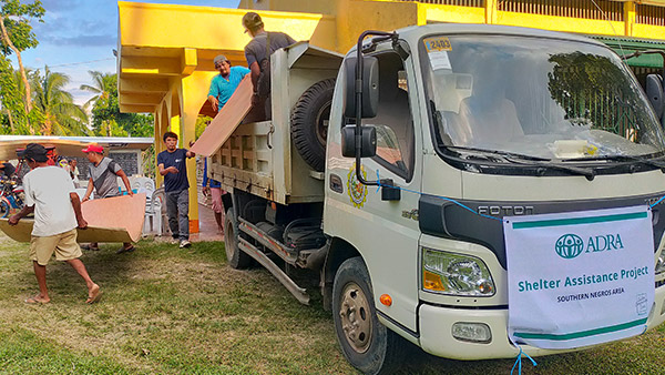 役場のトラックによる合板の運搬 ©ADRA Philippines/Japan