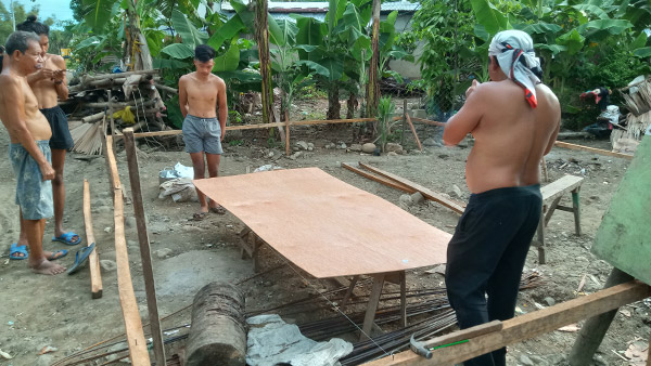 住民と修復サポーターによる作業 ©ADRA Philippines/Japan