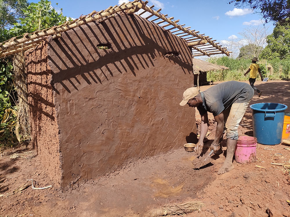 トイレを建設している国内避難民（ナシヴァレ再定住居住地）（c）ピースウィンズ・ジャパン"