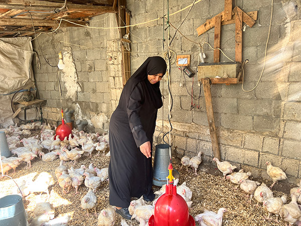 支援を受ける女性養鶏農家 ©PARCIC