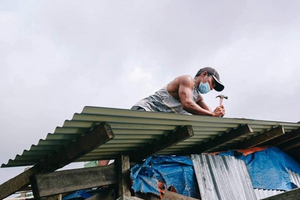レイテ島南部の被益者に波型鉄板を配布 ©OBJ
