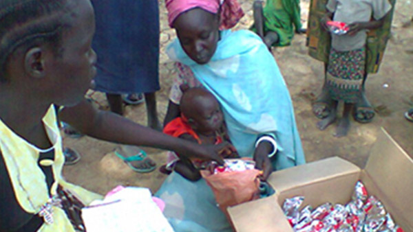 栄養治療食を配布する様子（南スーダン）©Word Vision