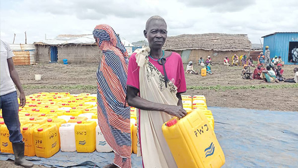 メルートIDPキャンプで給水容器を受け取る女性 ©ピースウィンズ