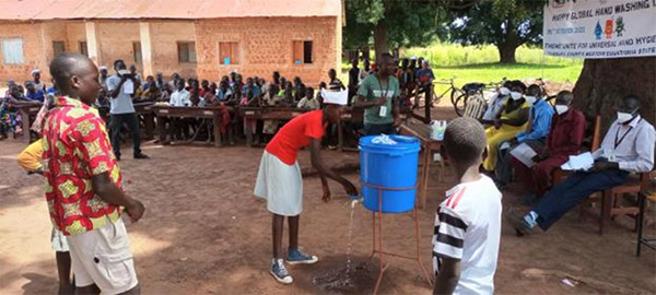 タンブラ地区レンジ小学校における「世界手洗いの日」記念行事での、正しい手洗い実践の模様 ©World Vision