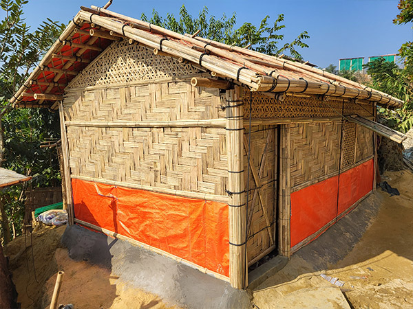 設置前の避難民キャンプのシェルターと設置後のシェルター ©Mohammad Mohin Uddin / Save the Children