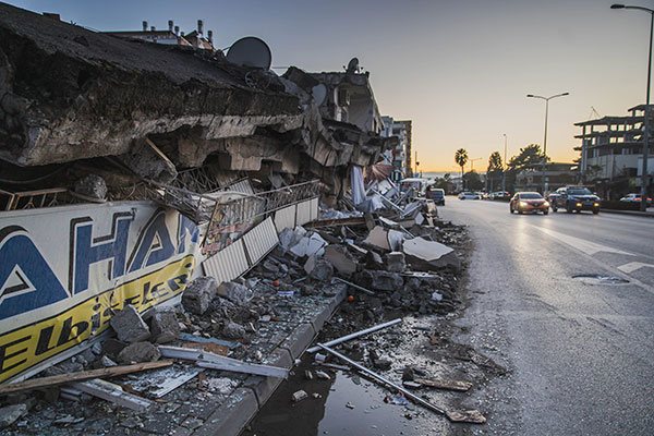 被災したオスマニエの町 ©Peace Winds