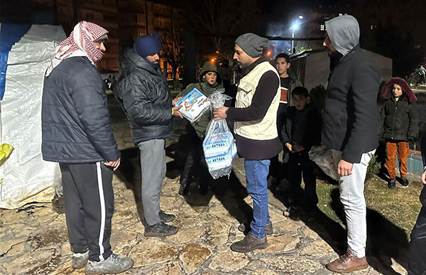 シャンルウルファ県で被災者に支援物資を手渡すAAR職員 ©AAR Japan