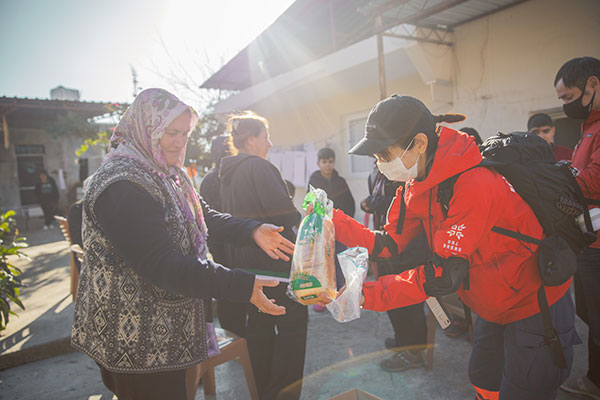 支援物資を受け取る被災者（アルスズにて2月9日撮影）©PeaceWinds