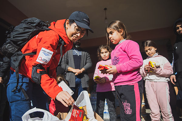 支援物資を受け取る被災者（アルスズにて2月9日撮影）©PeaceWinds