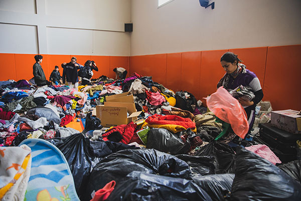支援物資が山積みされている避難所（アルスズにて2月9日撮影）©PeaceWinds